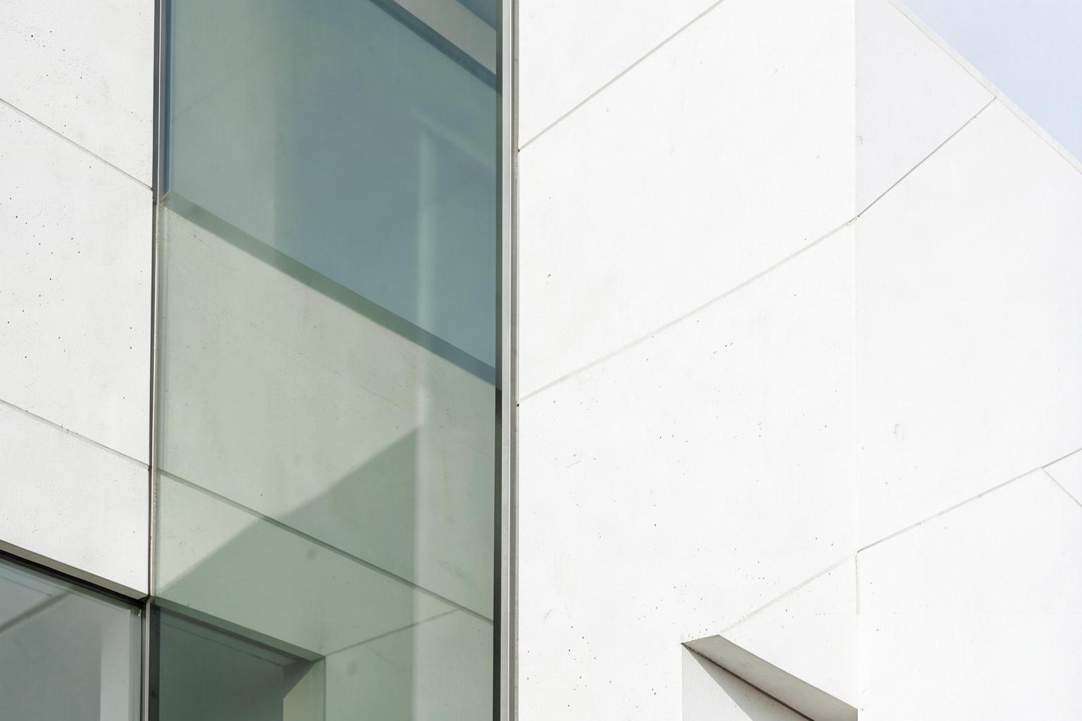 Architecture contemporaine aux lignes épurées